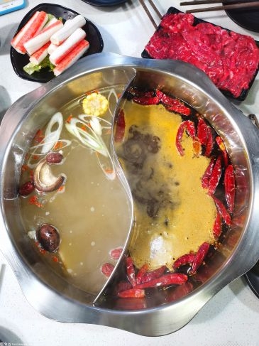 4月7日火社火鍋在市容環(huán)境衛(wèi)生區(qū)擺放廣告牌未保持市容整潔被罰款400元